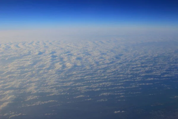 喷气式飞机的机翼与云模式的视图 — 图库照片