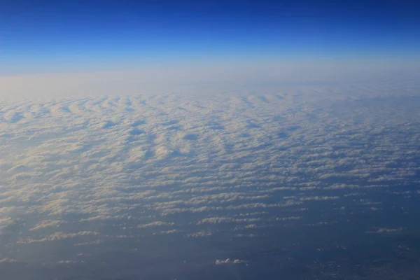 Vista di ala aereo jet con modelli di nuvole — Foto Stock