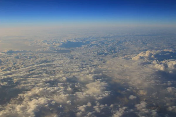 Vue de l'aile de l'avion à réaction avec motifs nuageux — Photo