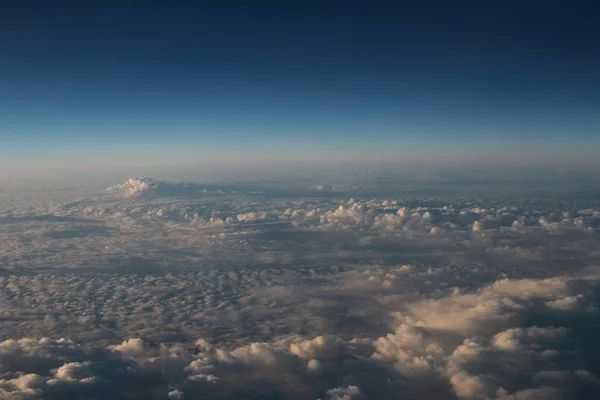 Vista da asa do avião a jato com padrões de nuvem — Fotografia de Stock