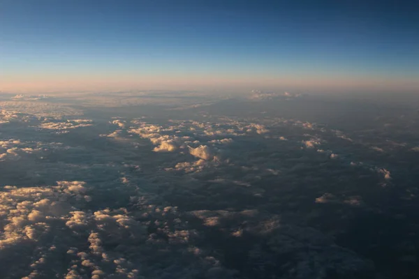 제트 비행기 날개 구름 패턴의 보기 — 스톡 사진
