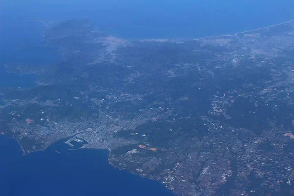 Vista aérea de la ciudad a través de la ventana del avión —  Fotos de Stock