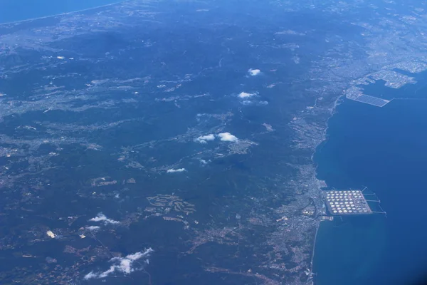 Vista aérea de la ciudad a través de la ventana del avión —  Fotos de Stock