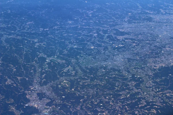 Αεροφωτογραφία fo πόλη μέσα από το παράθυρο του αεροπλάνου — Φωτογραφία Αρχείου
