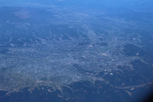 Αεροφωτογραφία fo πόλη μέσα από το παράθυρο του αεροπλάνου — Φωτογραφία Αρχείου