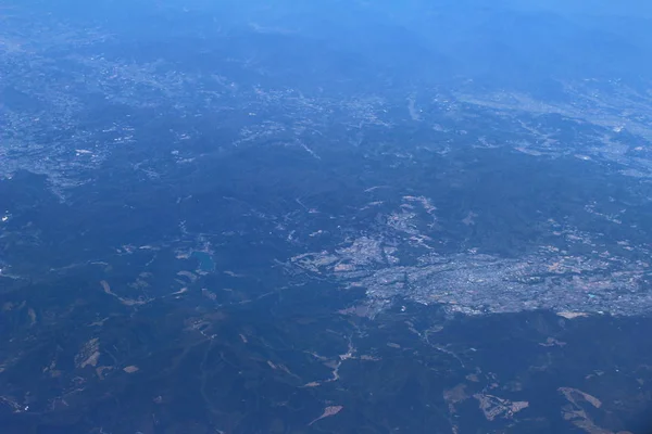 Havadan görünümü fo şehir uçak penceresinden — Stok fotoğraf