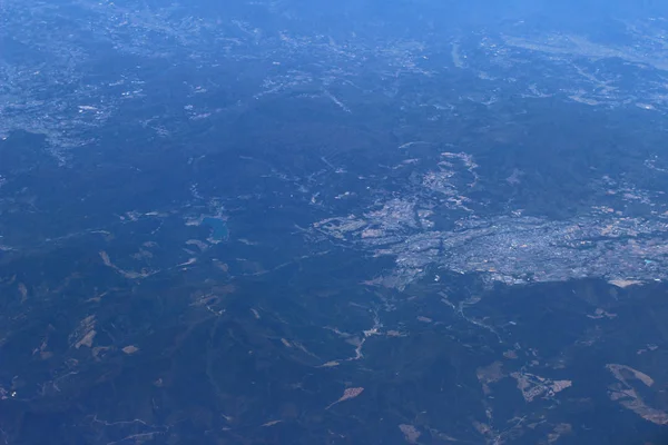 Вид з повітря на місто через вікно літака — стокове фото