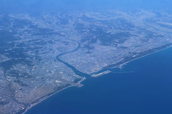 Vista aérea de la ciudad a través de la ventana del avión —  Fotos de Stock