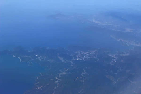 Vista aérea de la ciudad a través de la ventana del avión —  Fotos de Stock