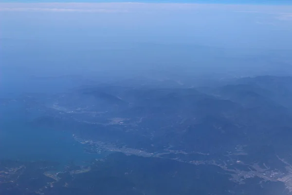 Luftaufnahme der Stadt durch das Flugzeugfenster — Stockfoto