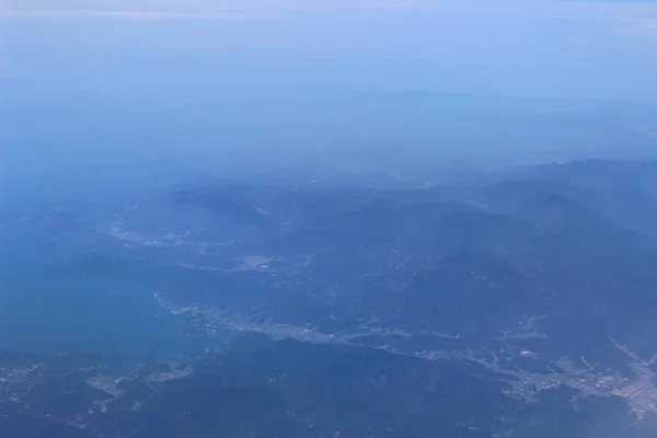 Vista aérea de la ciudad a través de la ventana del avión —  Fotos de Stock