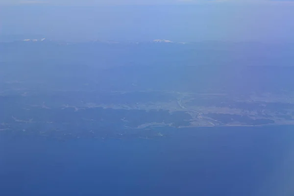 Luftaufnahme der Stadt durch das Flugzeugfenster — Stockfoto