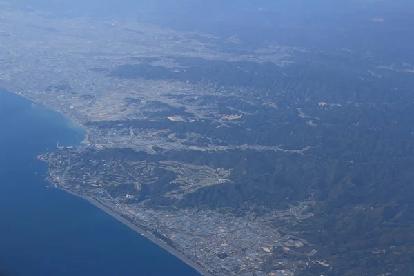 Vista aérea de la ciudad a través de la ventana del avión —  Fotos de Stock