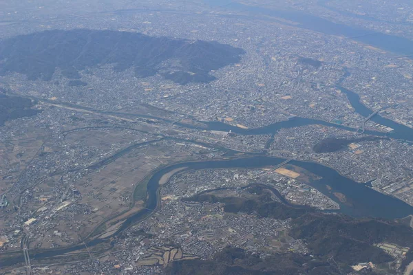 Vue aérienne de la ville par la fenêtre de l'avion — Photo