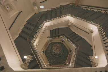 Kar Krisal Müzesi yuvarlak merdiven