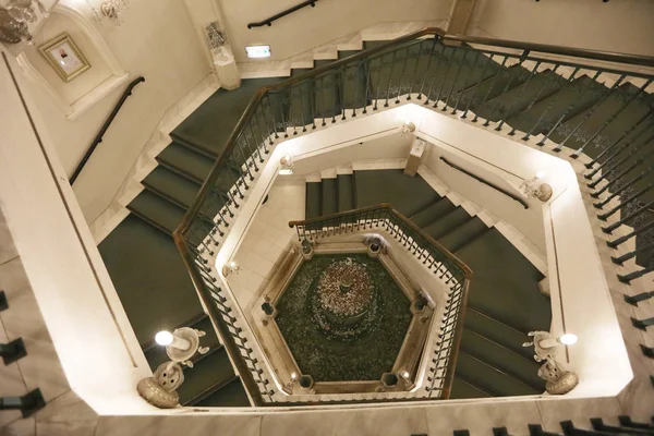 Kar Krisal Müzesi yuvarlak merdiven