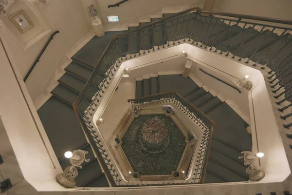 Kar Krisal Müzesi yuvarlak merdiven