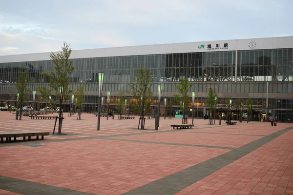Vista frontal da estação JR Asahikawa. HOKKAIDO, JAPÃO — Fotografia de Stock