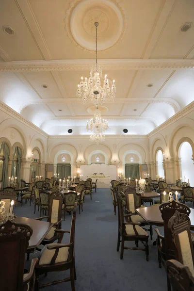 Salle de banquet de mariage de luxe en intérieur au musée de cristaux de neige — Photo
