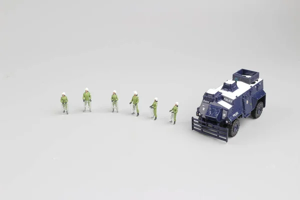 Skupina policejní postavy s obrněným vozem — Stock fotografie
