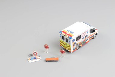 Sağlık görevlileri ambulans araba için bir hasta taşıma