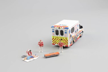 Sağlık görevlileri ambulans araba için bir hasta taşıma