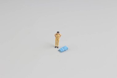 Mini ature backpacker turist insanlar üzerinde arka izole 