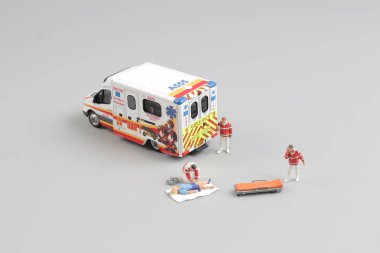 Sağlık görevlileri ambulans araba için bir hasta taşıma