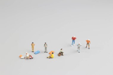 Mini ature backpacker turist insanlar üzerinde arka izole 