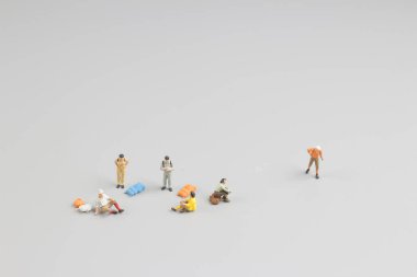 Mini ature backpacker turist insanlar üzerinde arka izole 