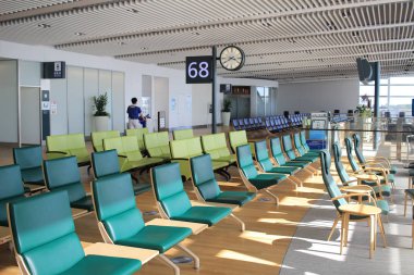 Yeni Chitose Havaalanı Chitose Hokkaido Japonya sandalyede