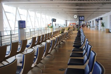 Yeni Chitose Havaalanı Chitose Hokkaido Japonya sandalyede