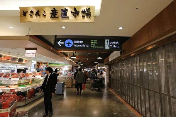 Voedsel en fruit winkel in New Chitose luchthaven — Stockfoto