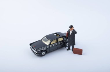 küçük araba ile iş adamı rakamın