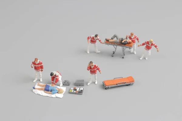 Jouets et ambulanciers paramédicaux comme figurines de jouets à bord — Photo