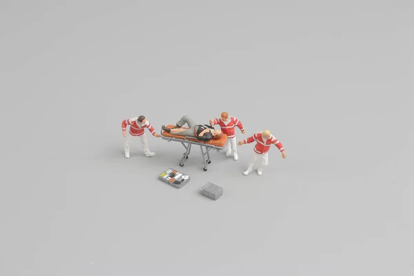Leksak och ambulanspersonal som leksak siffror på styrelsen — Stockfoto