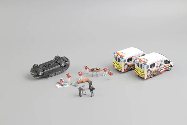 Krankenwagen als Spielzeugauto und Sanitäter als Spielzeugfiguren — Stockfoto