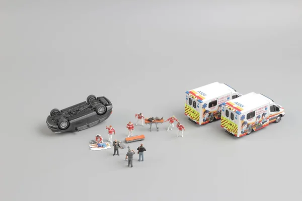 장난감 피 규 어로 장난감 자동차와 구급 대 구급차 — 스톡 사진