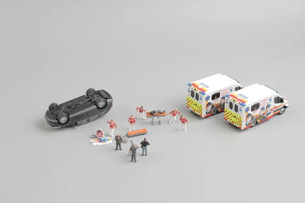 Mentőautó-játékautó és a mentősök a számok játék — Stock Fotó