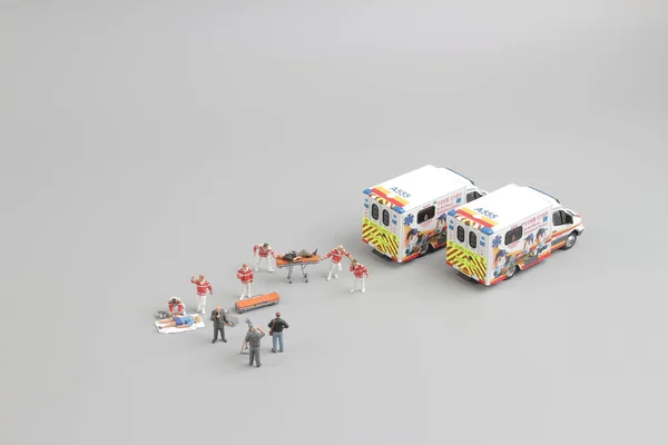 Ambulancia como coche de juguete y paramédicos como figuras de juguete —  Fotos de Stock