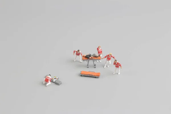 Speelgoed en paramedici als speelgoed figuren op bord — Stockfoto