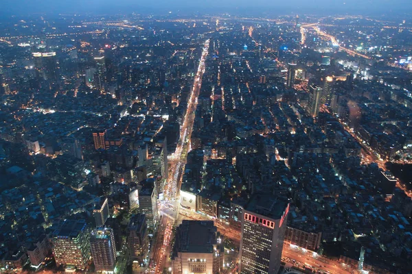 Skyline panorámico de la ciudad en la noche en Taipei — Foto de Stock