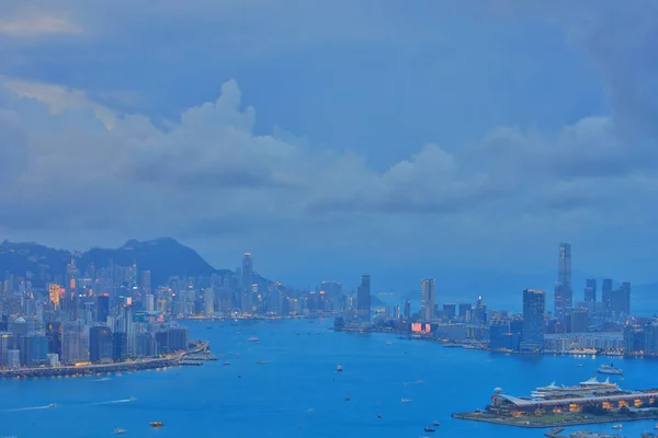 Гонконг місто в сутінки час в 2017 — стокове фото