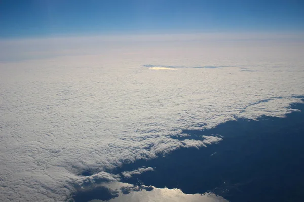 查看下面的云彩在地球上空 — 图库照片