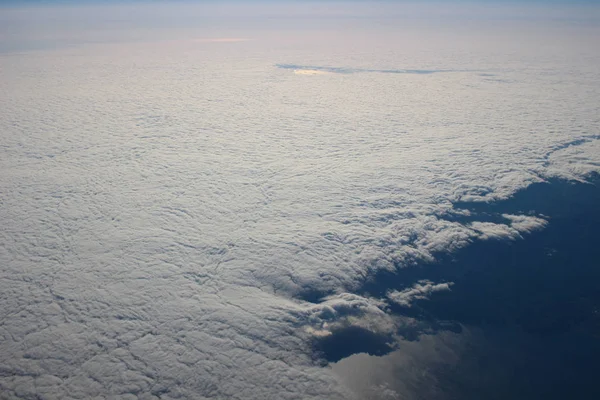 Vista acima da terra nas nuvens abaixo — Fotografia de Stock