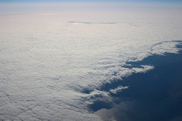 Zobacz nad ziemią w poniżej chmury — Zdjęcie stockowe
