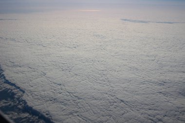 yeryüzünde aşağıda bulutların üstünde göster