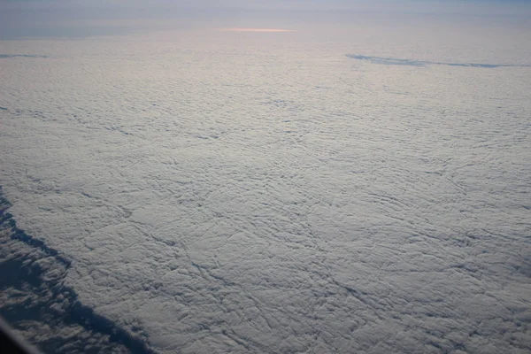 Vista acima da terra nas nuvens abaixo — Fotografia de Stock