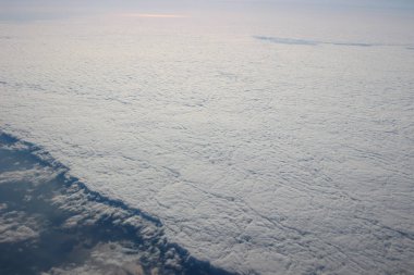 yeryüzünde aşağıda bulutların üstünde göster