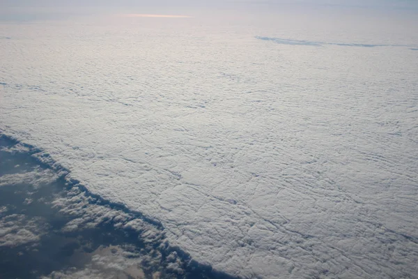 yeryüzünde aşağıda bulutların üstünde göster